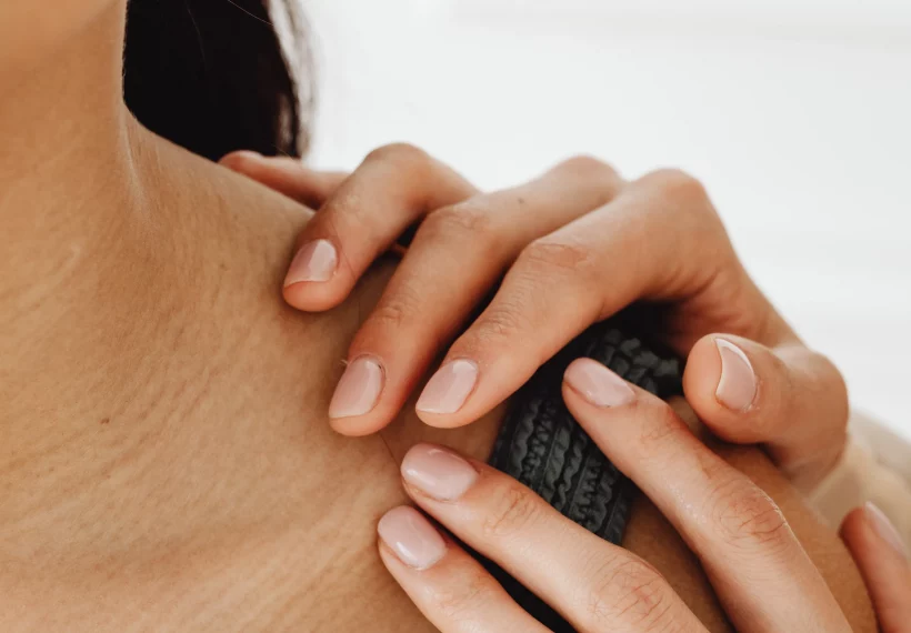 Une fille qui veut des conseils sur le traitement de la peau sèche