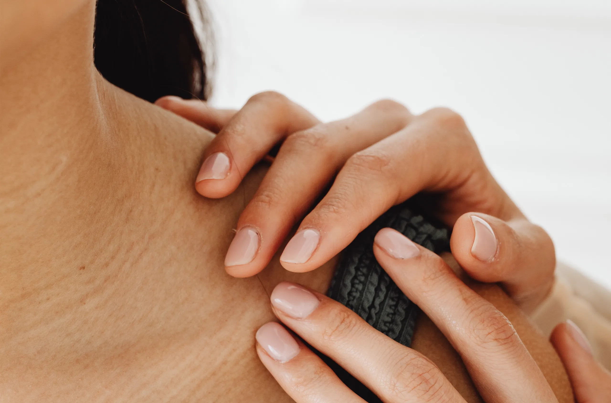 Une fille qui veut des conseils sur le traitement de la peau sèche