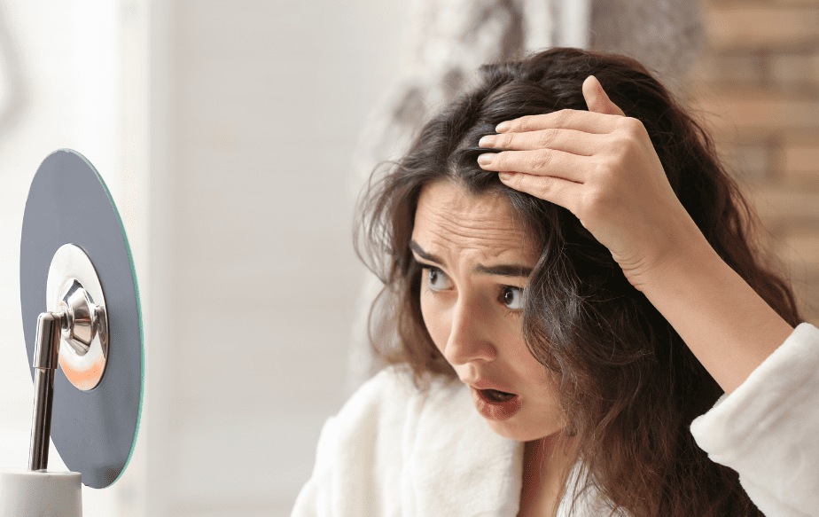 une femme qui a une perte de cheveux