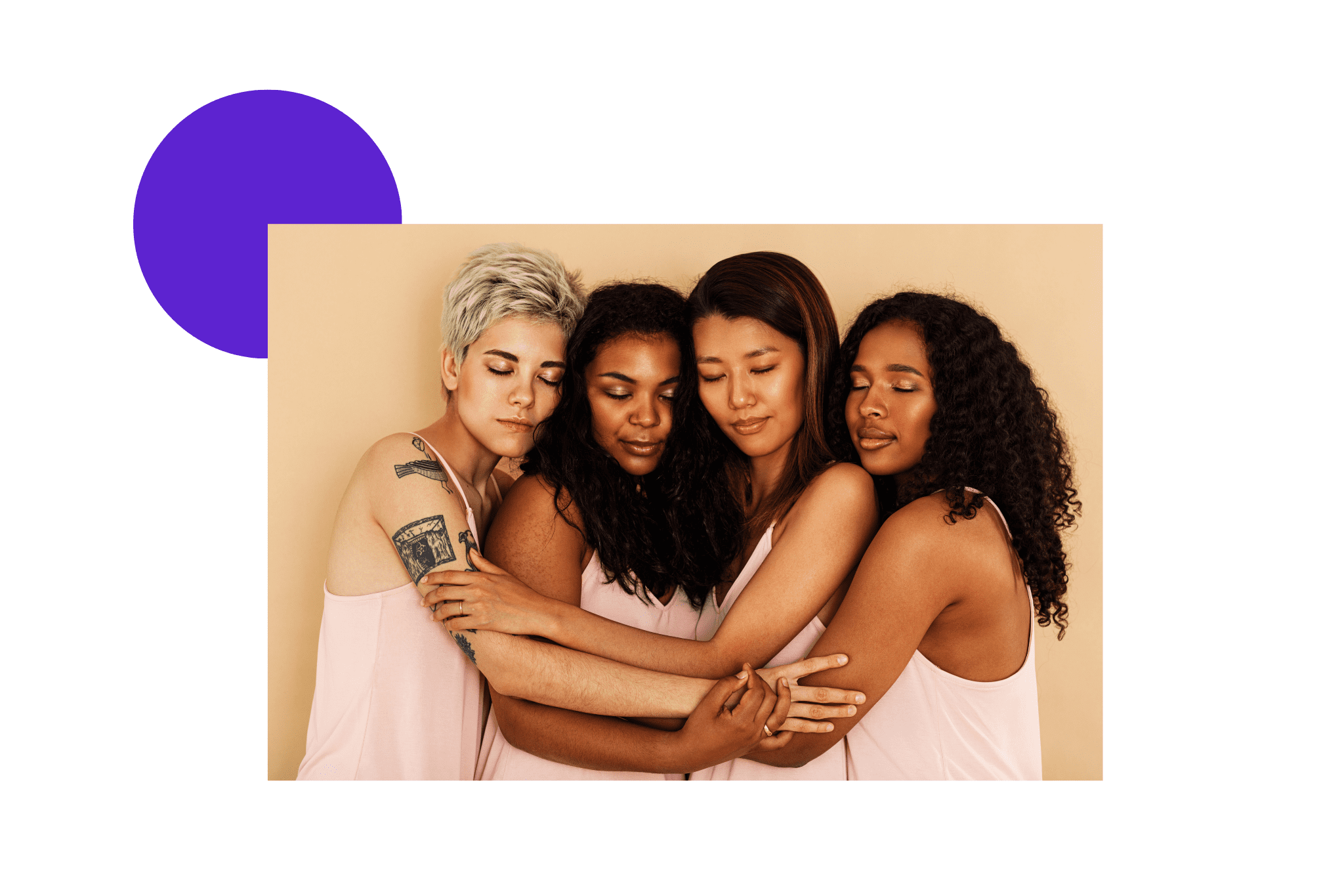 Plusieurs femmes de différentes origines se faisant un câlin