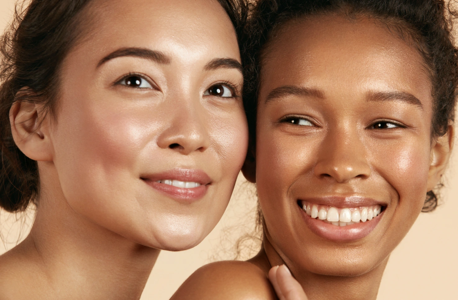 Des filles souriantes après avoir découvert la médecine esthétique