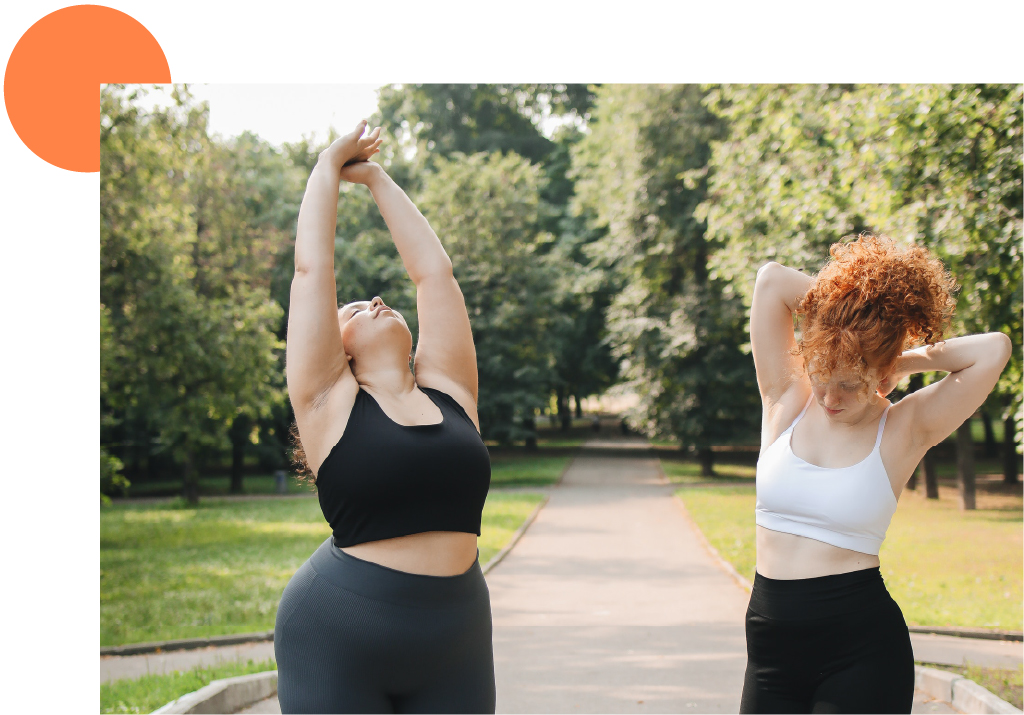 filles qui font des exercices de sport et étirements des muscles des bras