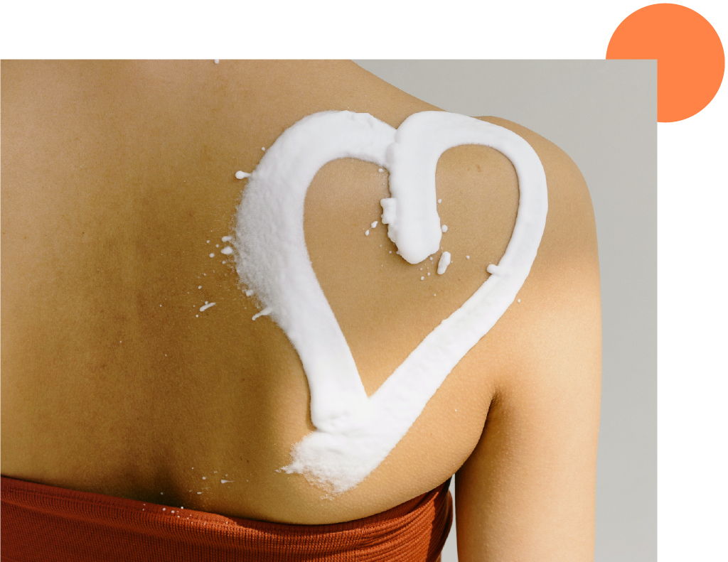 application de crème sur le dos en forme de cœur 
