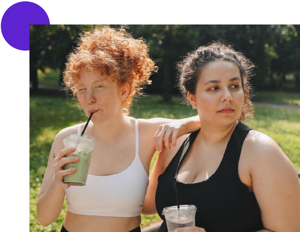 deux filles en tenue de sport qui boivent un smoothie