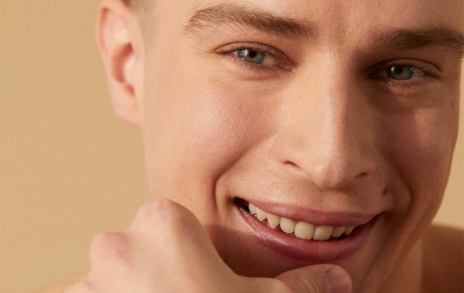 un homme qui vient traiter son acné chez aesthé grâce au laser aviclear