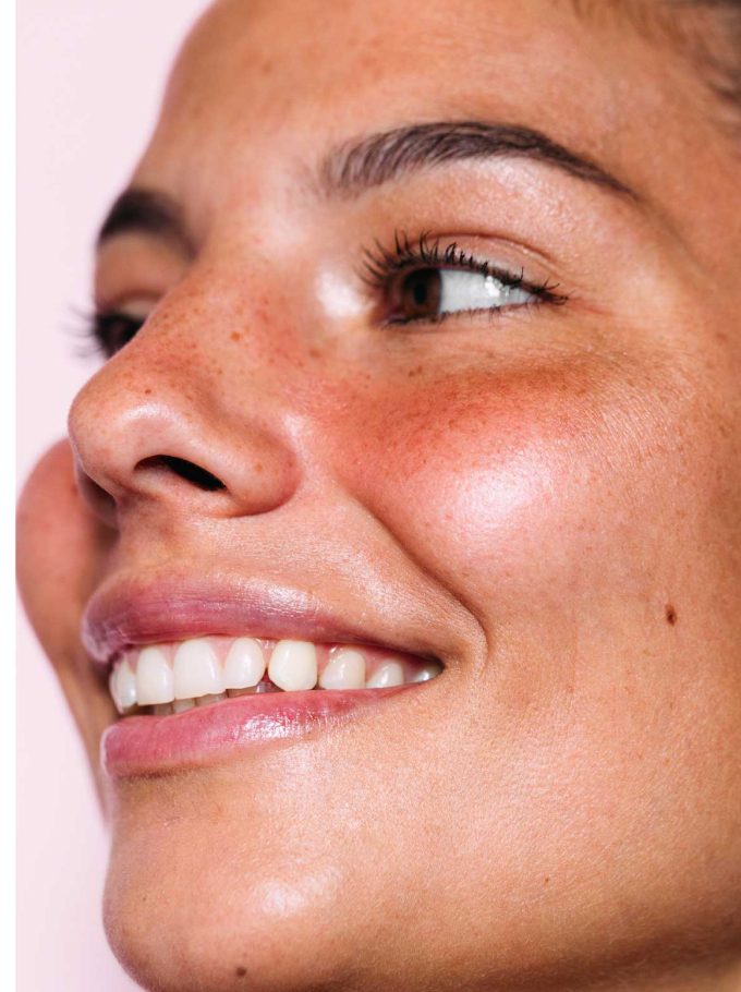 cliente satisfaite du centre Aesthé pour le soin Hydrafacial