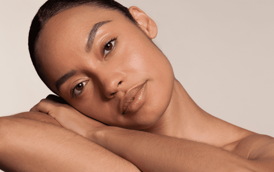 femme qui souffre d'allergie cutanée