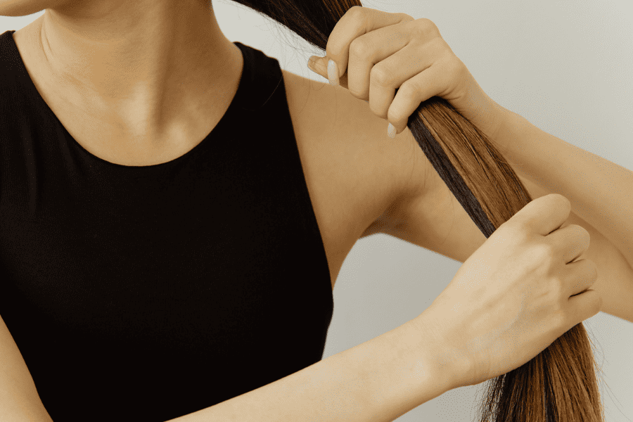 femme qui a une chute de cheveux alopécie