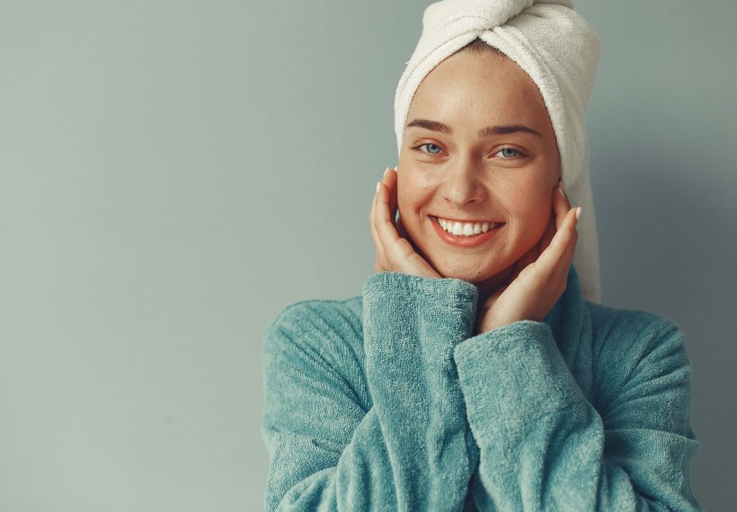fille avec serviette sur les cheveux