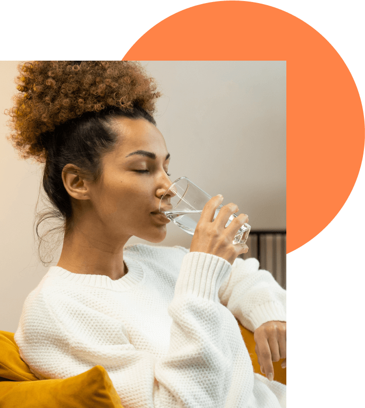 fille qui boit un verre d'eau