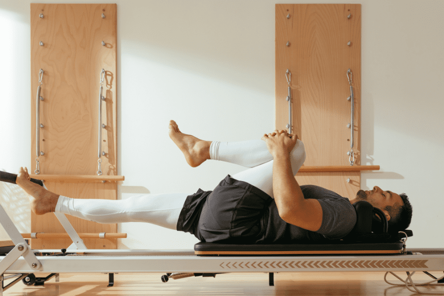 Un homme qui fait des exercices pour éviter d'avoir de la cellulite sur le ventre