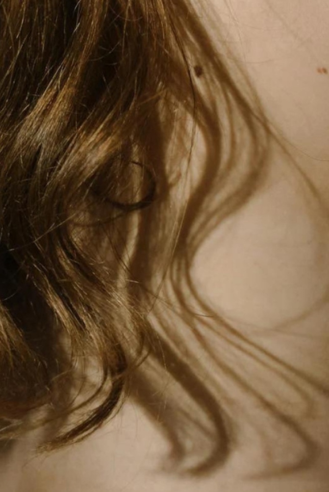 femme qui perd ses cheveux ondulés à cause de l'anxiété