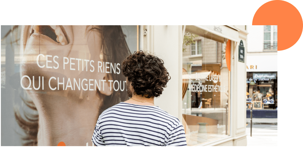 Un homme qui se rend chez aesthé pour une séance de fils tenseurs