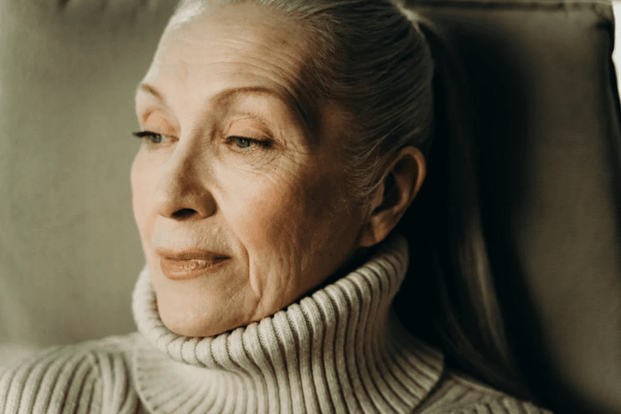 Une femme qui a la peau relachée et des fripés de peau