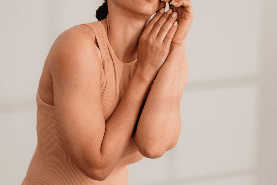 Relâchement cutané des bras d'une femme agée qui souhaite raffermir ses bras