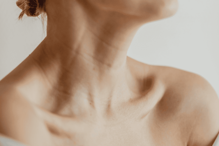 zoom sur le cou raffermi d'une femme