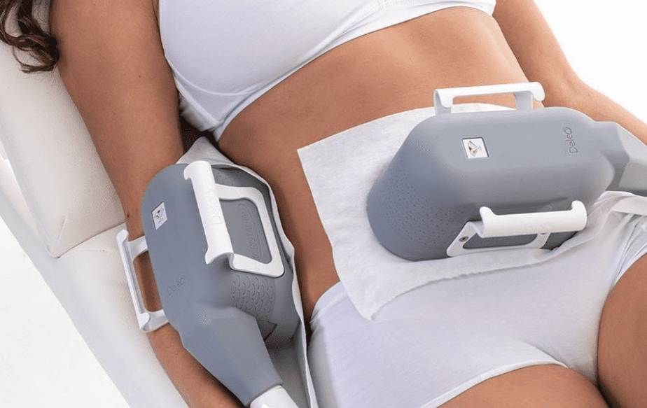 séance de cryolipolyse sur le ventre d'une femme