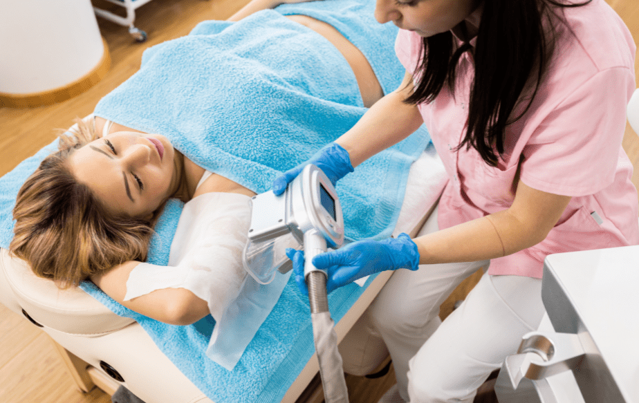 cryolipolyse sur le bras droit d'une femme