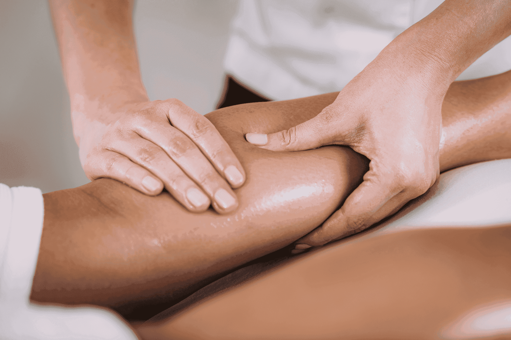 séance de drainage lymphatique sur des mollets gonflés