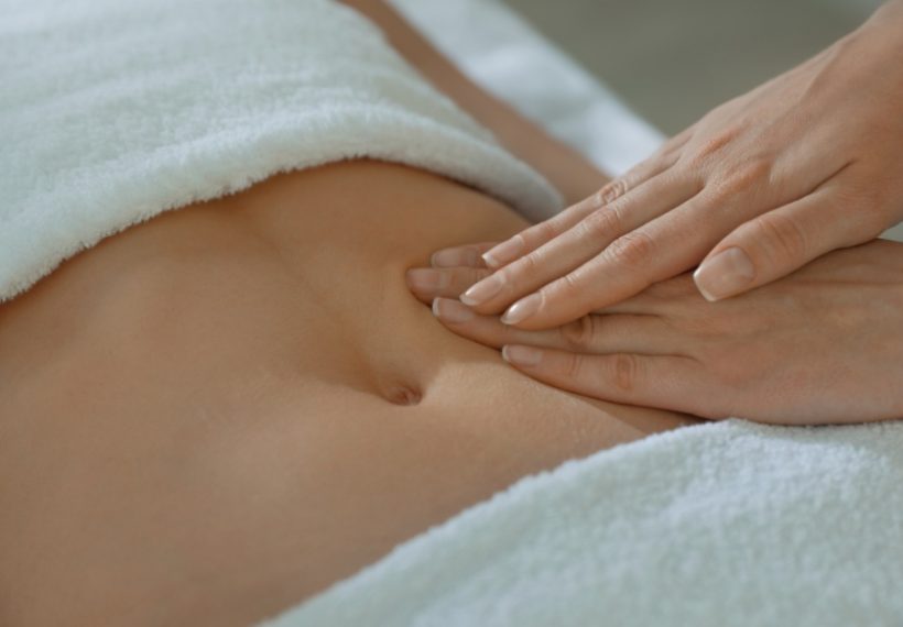 une femme qui ressent des ballonnements après une séance de drainage ventre