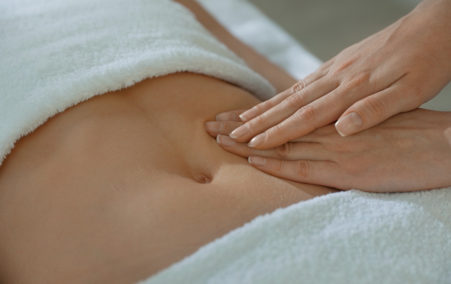 une femme qui ressent des ballonnements après une séance de drainage ventre