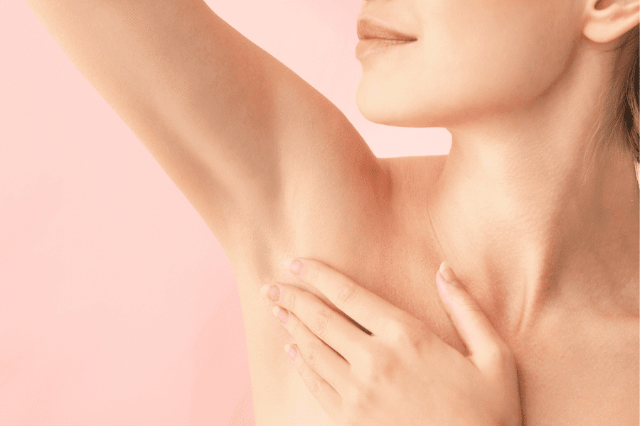 Une femme qui se demande si l'épilation au laser des aisselles est douloureuse