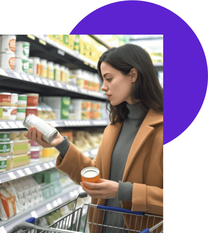 jeune femme qui choisit ses aliments dans les rayons d'un supermarché