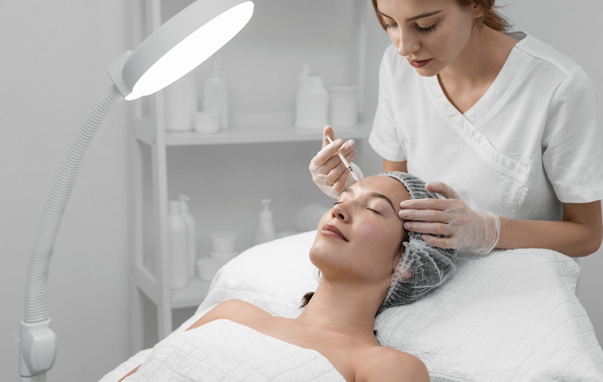 estheticienne-faisant-injection-remplissage-pour-cliente (1)