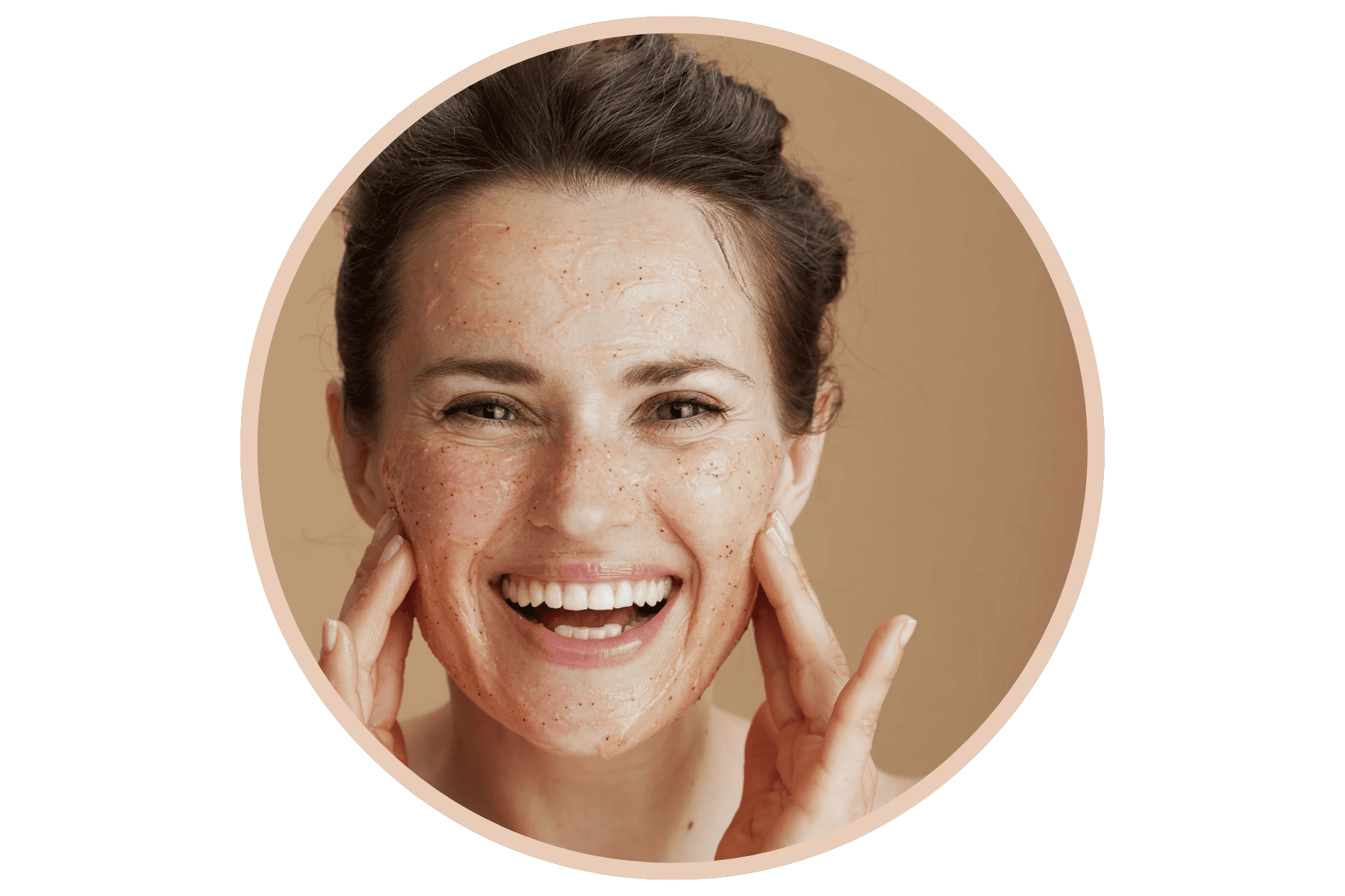 Une femme qui exfolie sa peau après avoir fait un double nettoyage du visage