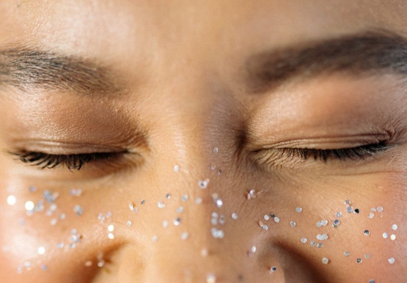 femme qui prépare sa peau avant coachella