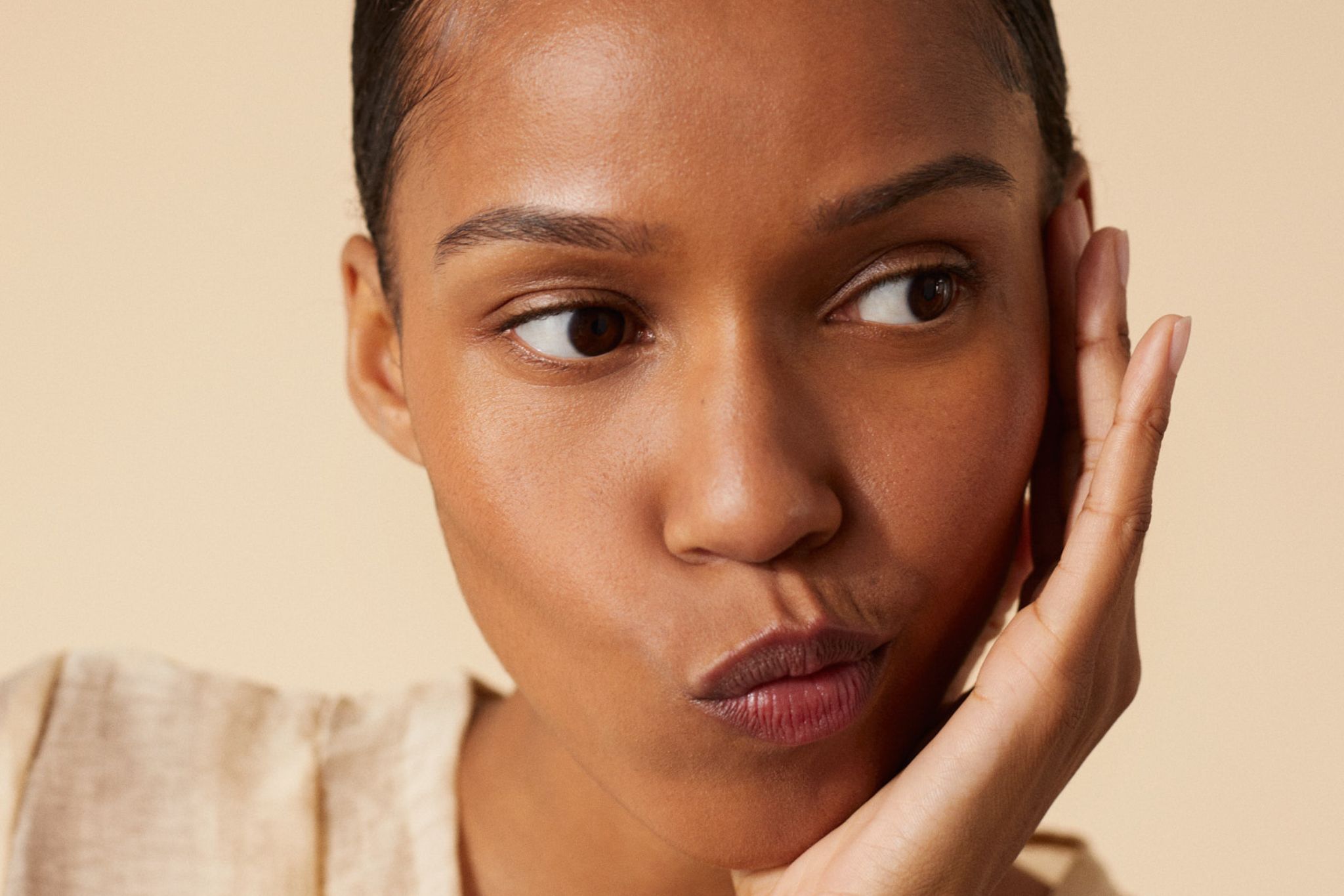 Une femme qui a des rides autour de la bouche à cause du viellissement cutané