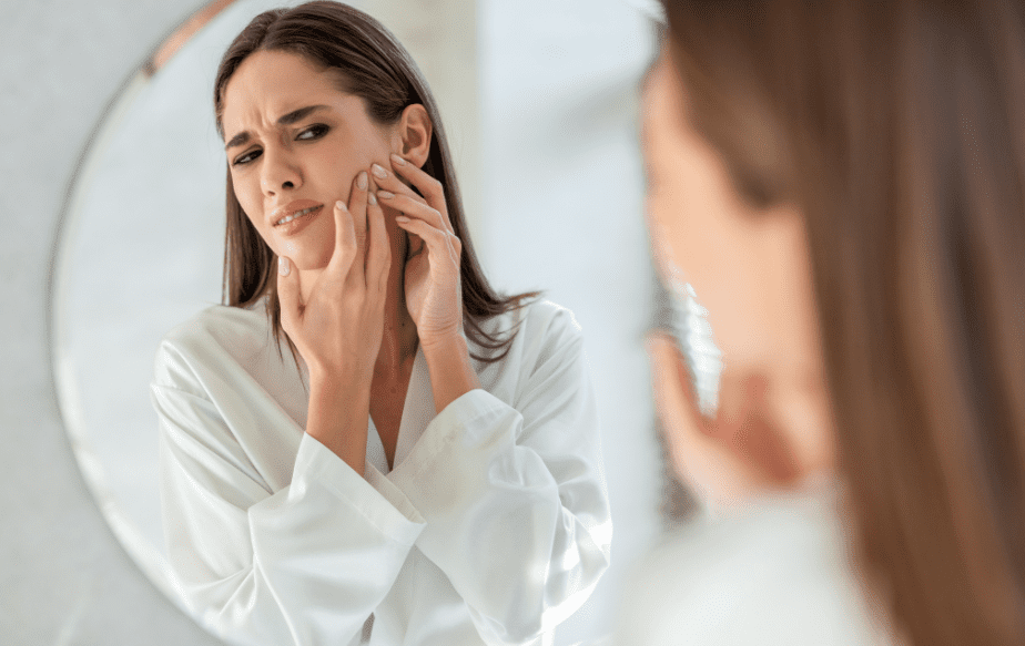 femme qui se plaint de ses boutons