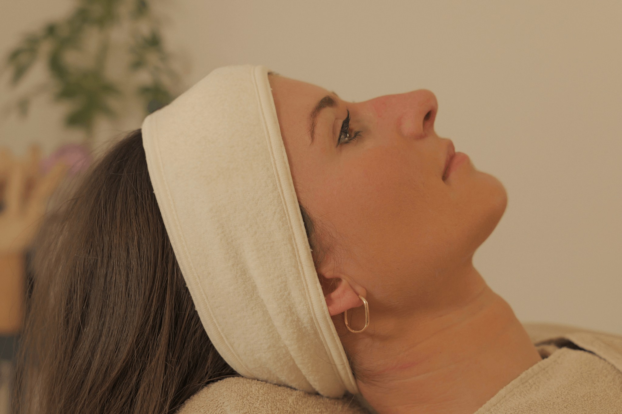 femme qui fait un soin capillaire suite à une chute de cheveux à cause du stress