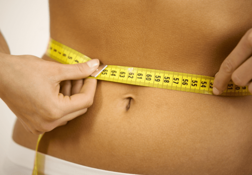 Une femme qui a perdu des bourrelets en adoptant un mode de vie sain et en faisant de la cryolipolyse