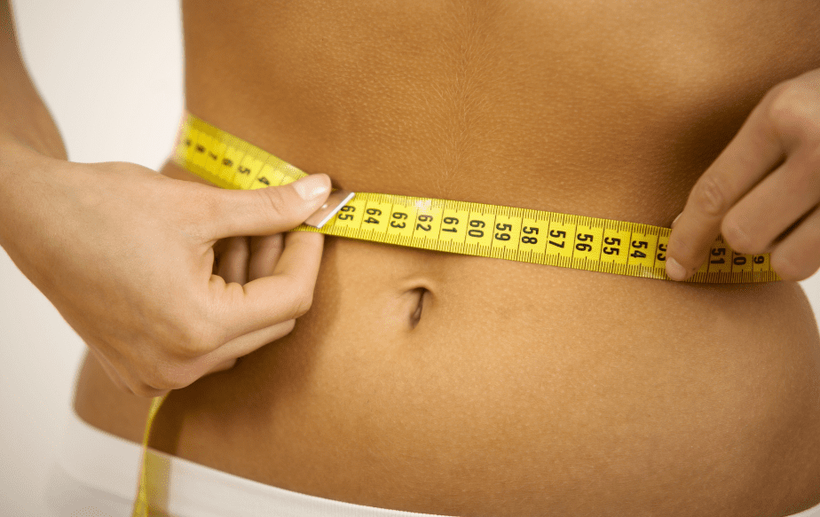 Une femme qui a perdu des bourrelets en adoptant un mode de vie sain et en faisant de la cryolipolyse