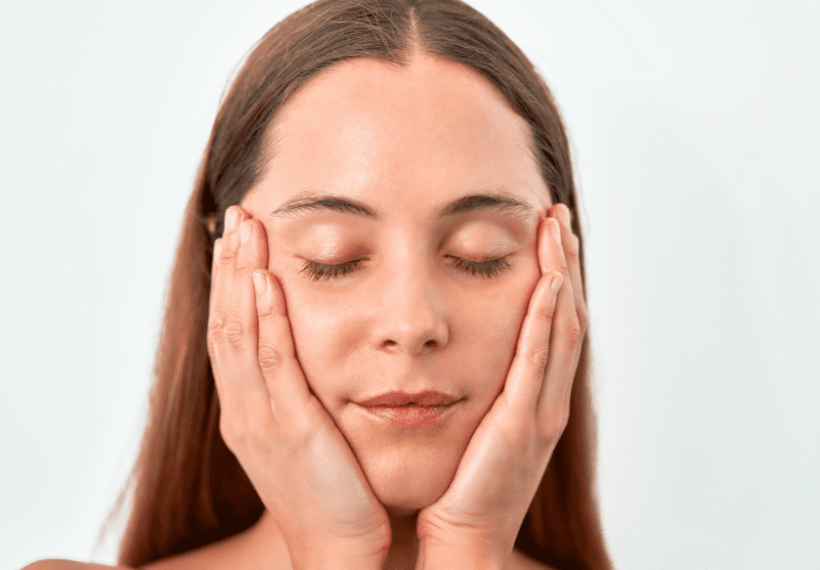 femme qui fait ses exercices de yoga face sculpting