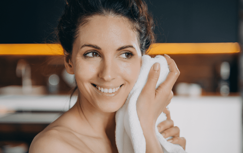 femme qui fait sa routine du soir