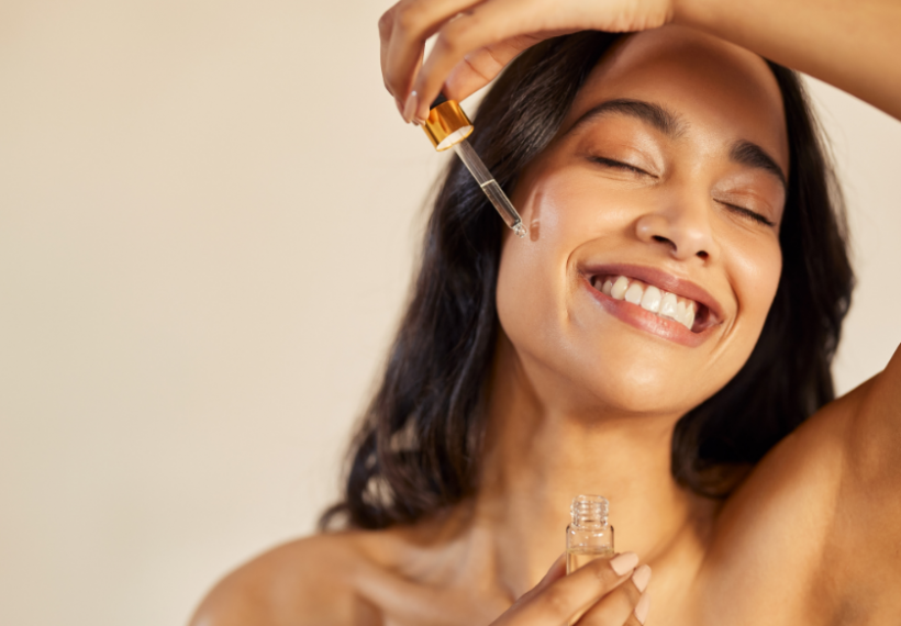 Une femme qui a le teint bronzé naturellement toute l'année