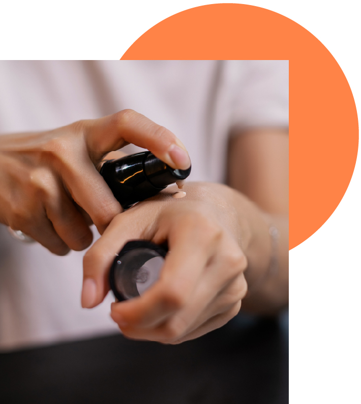 application de fond de teint en flacon pompe