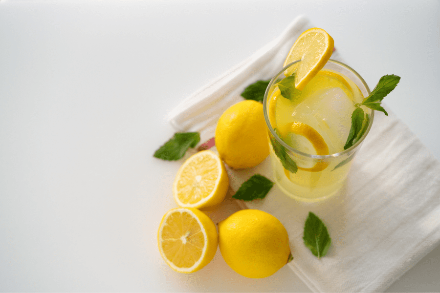 Une boisson à base de citron pour lutter contre les fripes de peau et le relâchement cutané