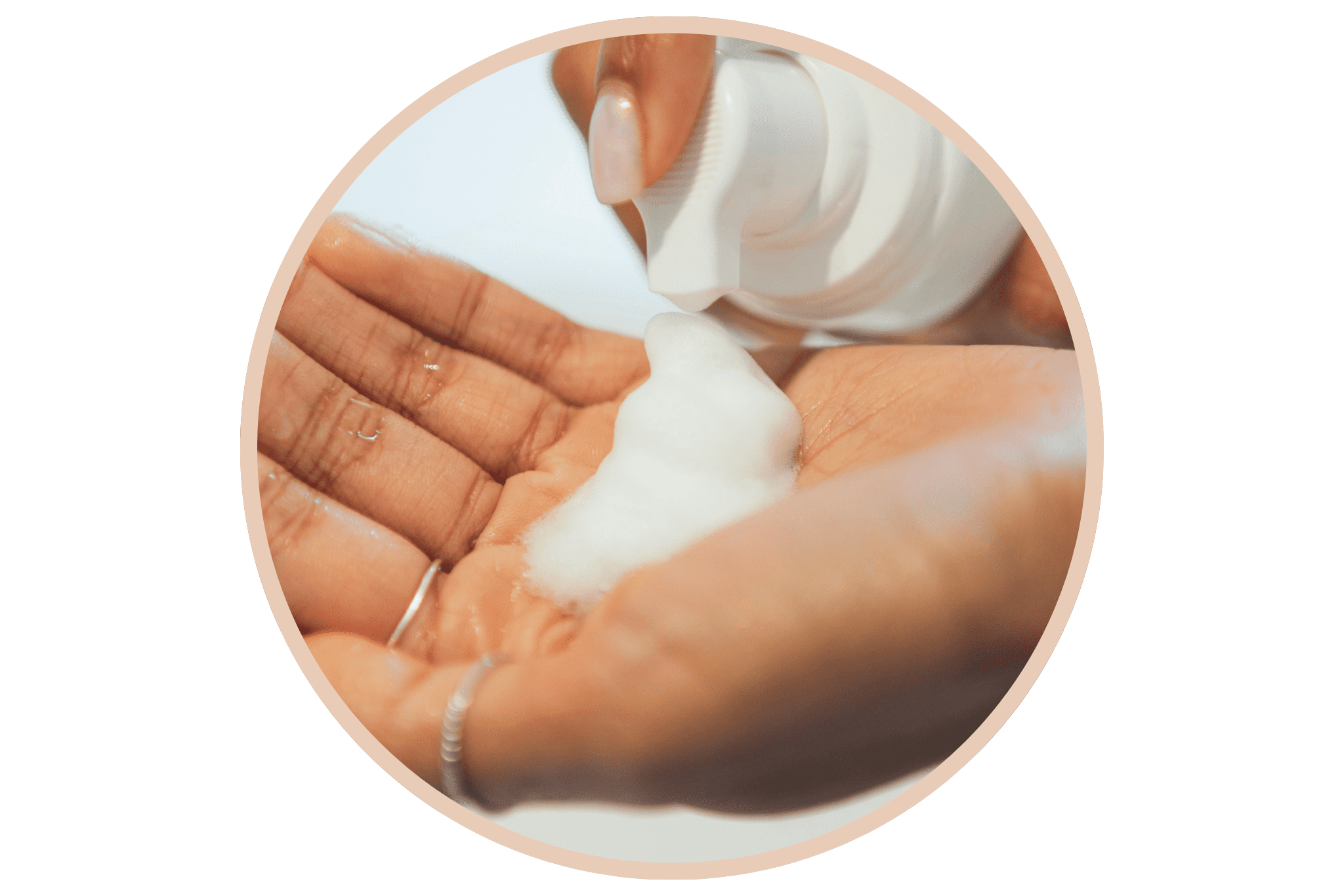 Une femme qui utilise un gel moussant pour le visage