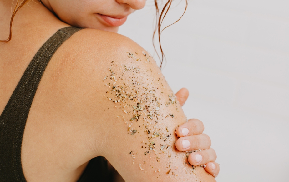 Une femme qui applique son gommage maison à base de flocon d'avoir pour sa peau sèche