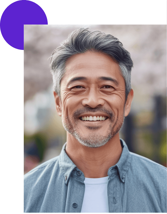 homme souriant avec cheveux poivre et sel après une greffe