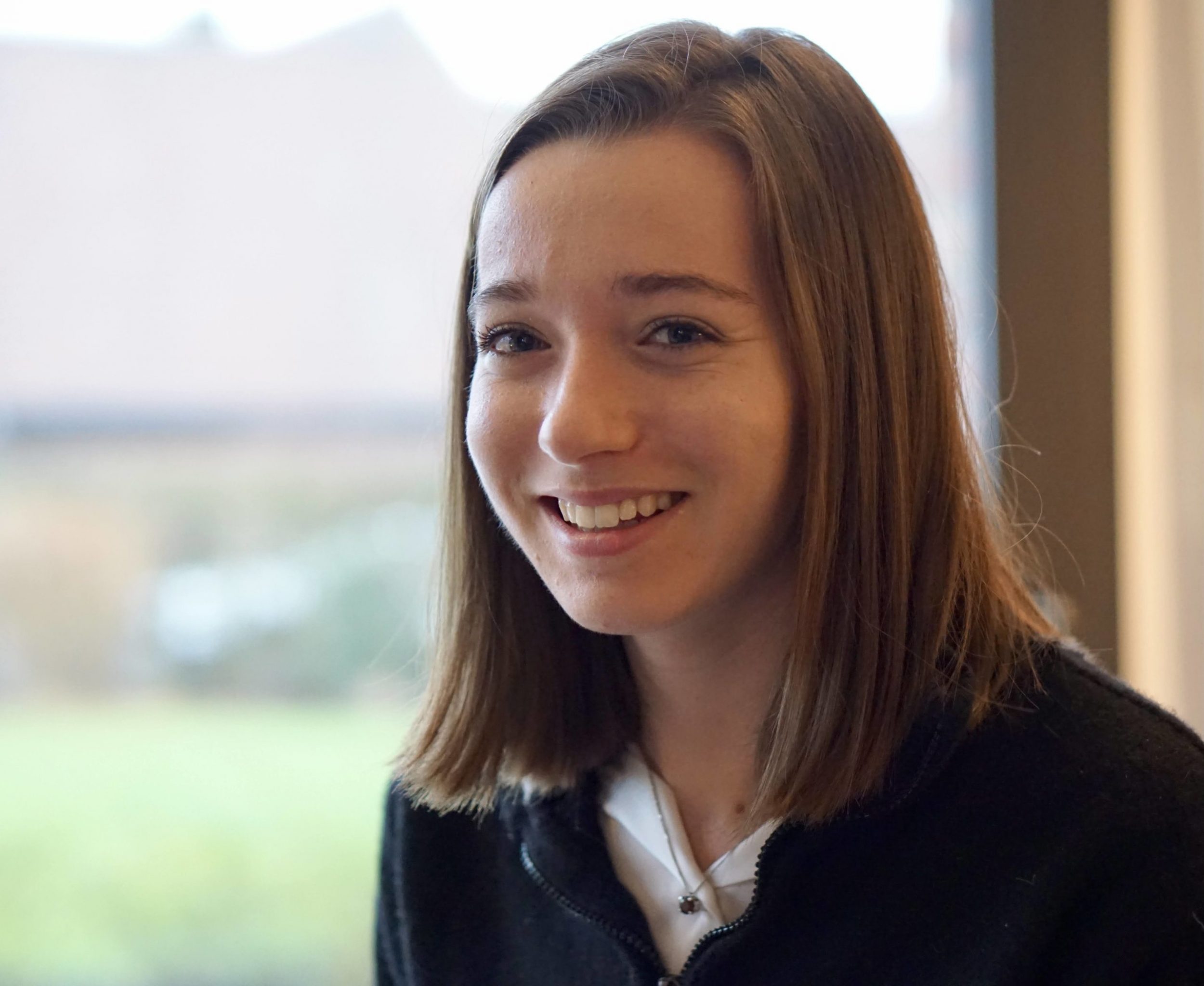 Femme ravie de son expérience épilation laser au centre de médecine esthétique Aesthé