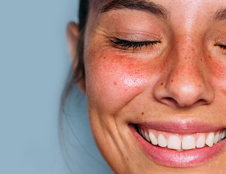 Femme souriant dans un centre de médecine esthétique