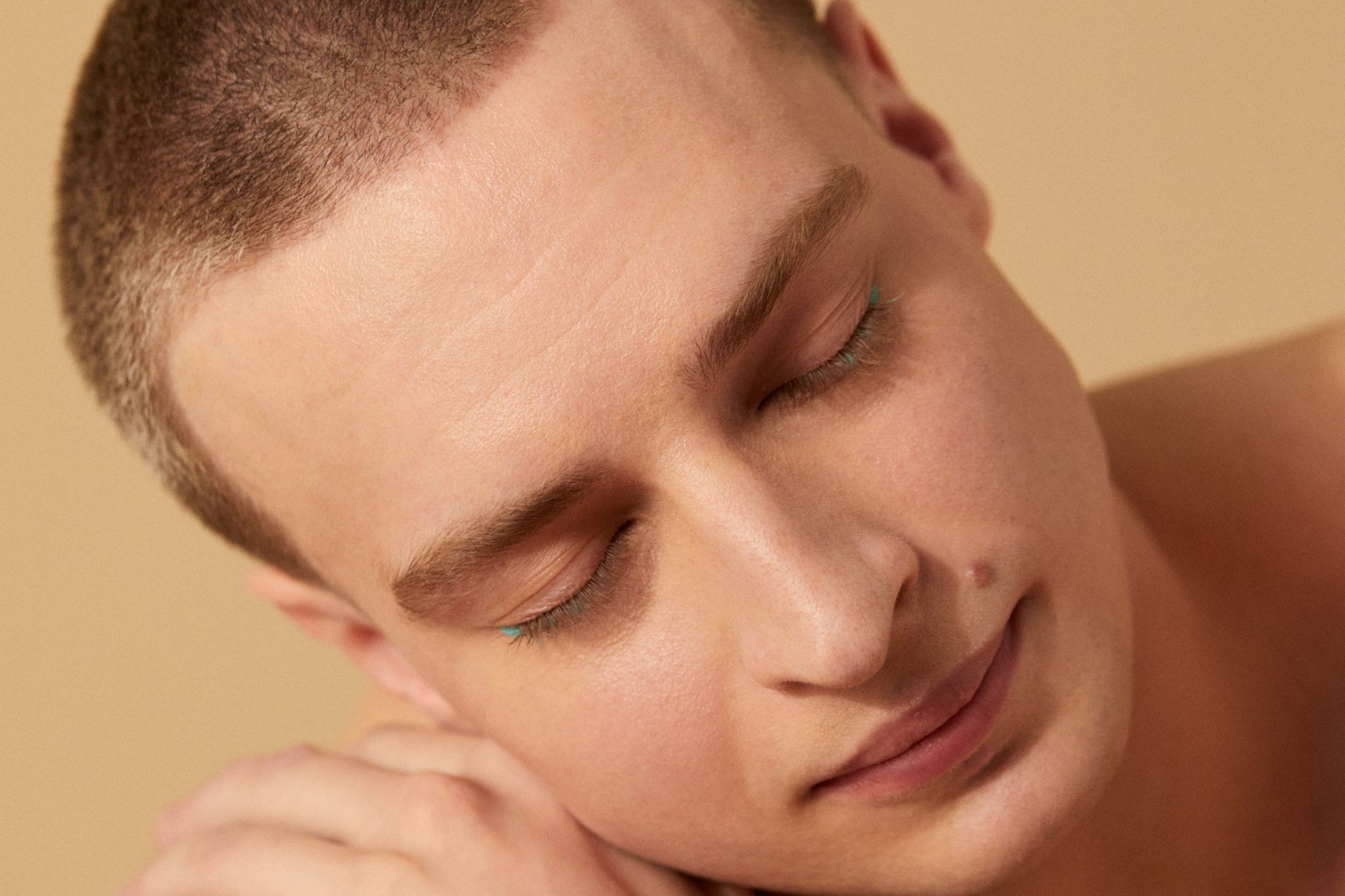 Un homme qui à la peau sèche à cause de la pollution