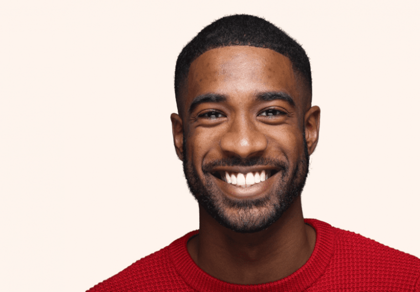 homme noir qui sourit