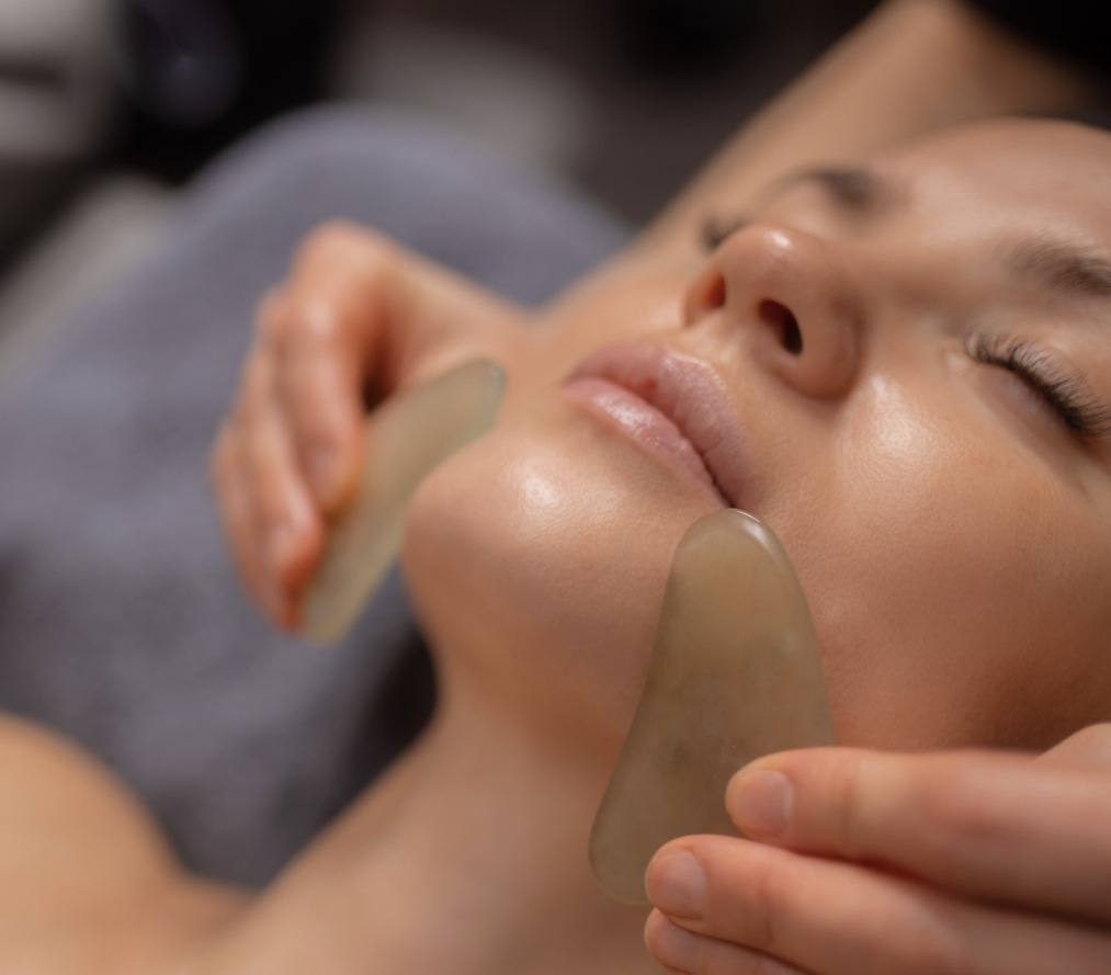 massage kobido avec un gua sha