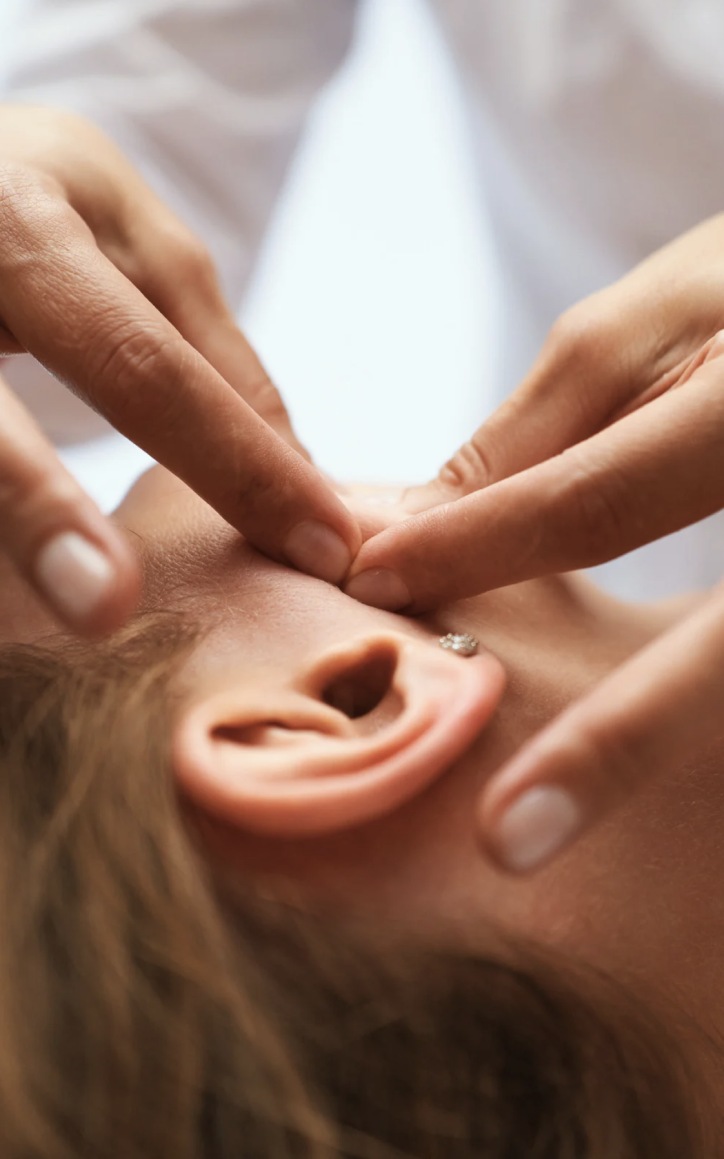massage face sculpting sur le visage d'une femme