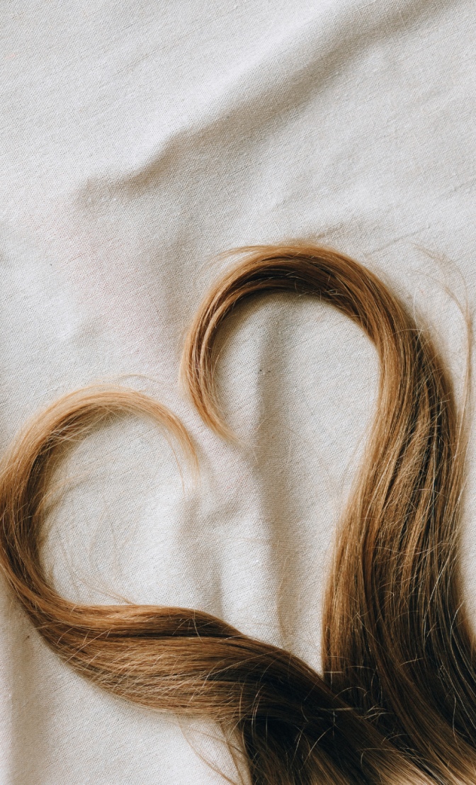 cheveux longs en forme de coeur